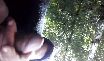 Подруга на свежем воздухе поможет мне кончить от хэндджоба