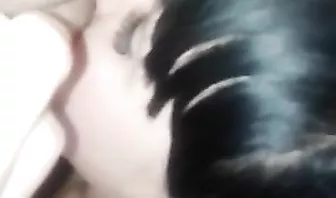 Брюнетка возбудила хахаля и сделала ему глубокий минет