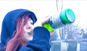 Рыжая русская шалава напивается в хлам и ссыт на пол