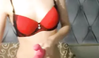 Худосочная телка с маленькими сиськами дрочит анал вибратором