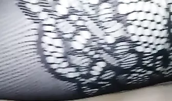 Мужик снимает крупным планом как пенис входит в пизду женщины