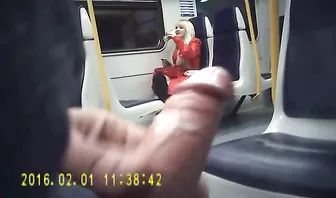Мужик тайком дрочит на симпатичную блондинку в поезде