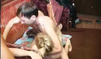 Две пары свингеров занимаются групповым сексом с обменом партнерами