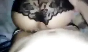 Чел стягивает лосины с подруги и трахает её раком