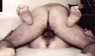 Мужчина трахает голую женщину сверху в хоум порно