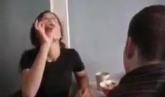 Податливую худенькую брюнетку напоили алкоголем и трахнули на кухне.