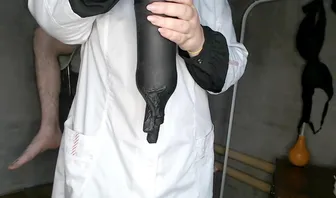 Толстая медсестра дрочит член пациента самодельной вагиной