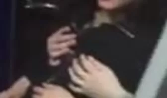 Слегка пьяные русские телочки пытаются устроить секс в ванной и уютной спальне