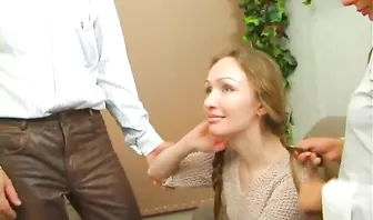 Раскрепощенные русские мамочки дрочат пизденки страпоном и удовлетворяют бородатого мужика