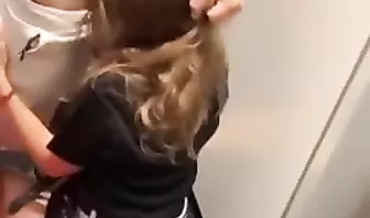 Тощая русская телочка отсосала другу в примерочной магазина и отдалась в промежность