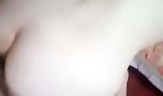 Регулярно трахают в пизденку молодую жену соседа, пока ее муж трудится на вахте в Москве